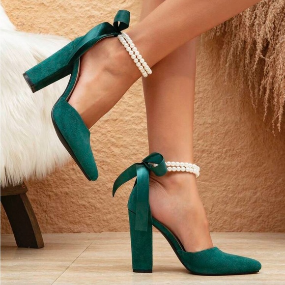 Elegant Green Suede Heels with Pearl Ankle Strap size 8 - Picture 3 of 3
